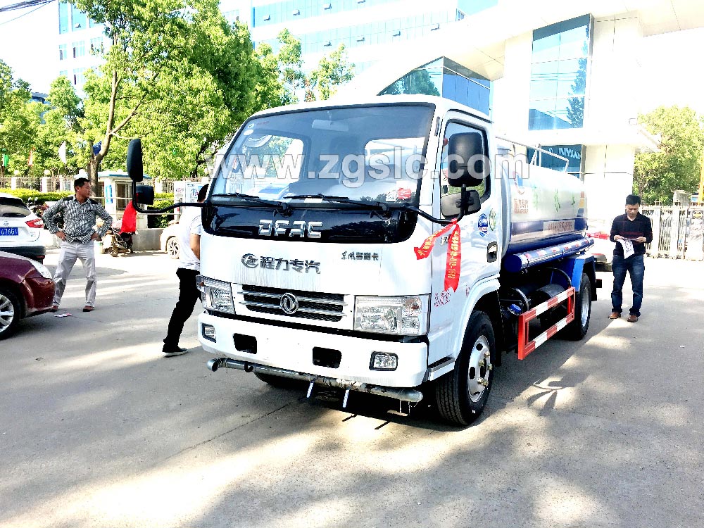 到湖北程力集團(tuán)訂購灑水車，現(xiàn)貨供應(yīng)隨時(shí)出發(fā)