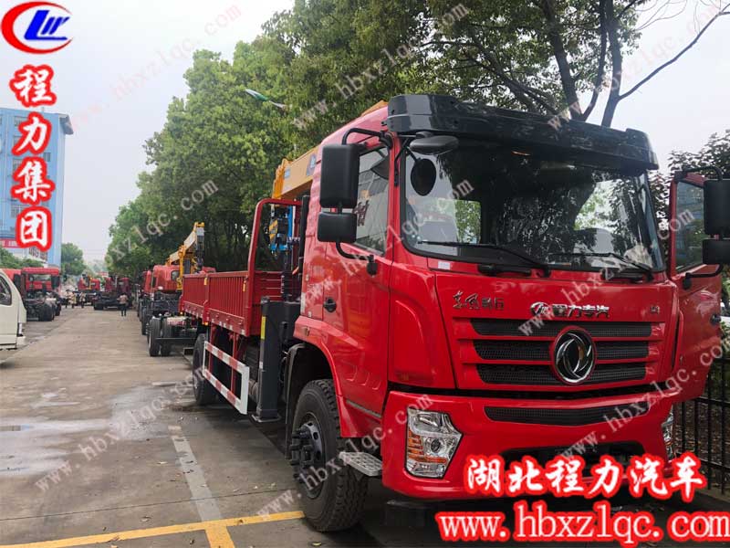 東風(fēng)暢行隨車吊已經(jīng)完工，停在車間門口