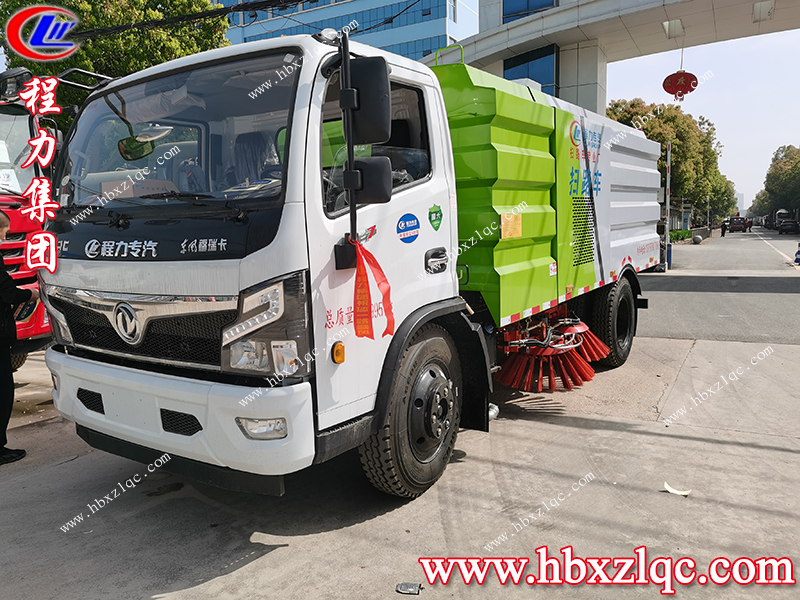 程力集團東風(fēng)福瑞卡掃路車，北京客戶到廠自提車并學(xué)習(xí)操作方法