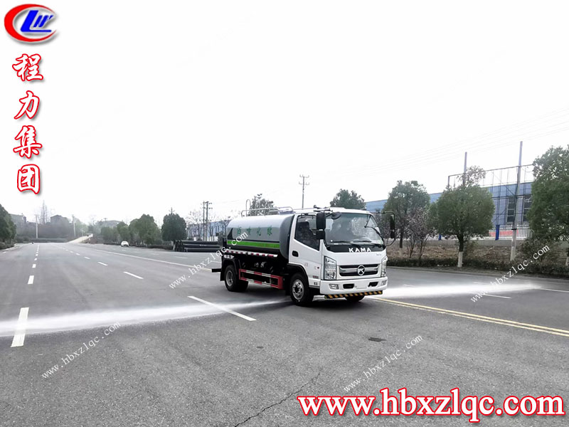 清明煙雨細(xì)——湖北程力凱馬6方灑水車風(fēng)雨不誤，在線試車。