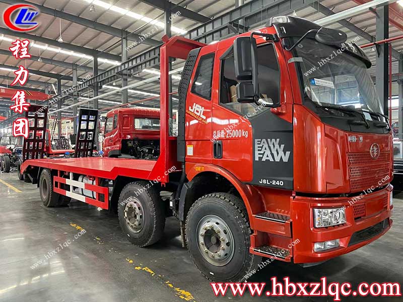 湖北程力解放J6小三軸平板運輸車，采用新型低平板設(shè)計，重心底，機械更穩(wěn)