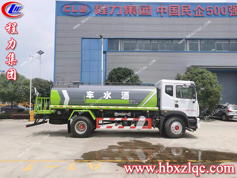 河南鄭州客戶不遠萬里來程力集團訂購灑水車，客戶滿意是我們最大的動力